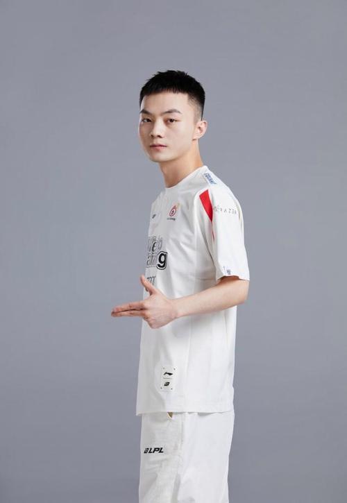 光环褪去小天的退役之路与电竞现实的冷峻对话 光环褪去小天的退役之路与电竞现实的冷峻对话